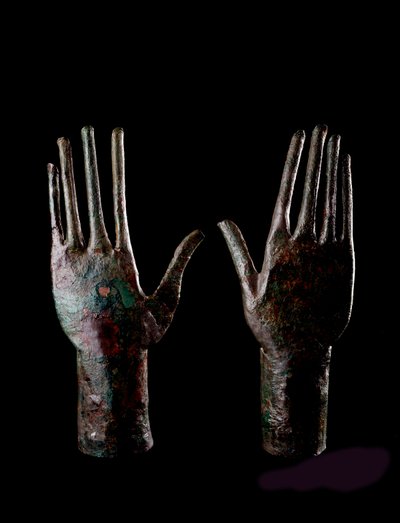 Etruskisk kunst: to hænder - Bronzestatuetter - 680-670 f.Kr. Dim H 23,5 cm Fra graven til Carro di bronzo, Vulci af Etruscan