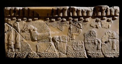 Etruskisk civilisation: terracotta frise dekoreret af en kortege. 6. århundrede f.Kr. Fra det 2. palads i Murlo. Svag. 24x39 cm Murlo, Antiquarium Comunale af Etruscan