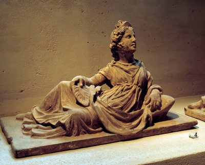 Etruskisk kunst: begravelsesurneomslag, der forestiller den afdødes kone, der holder en vifte. Fra begravelsesmonumentet Chiusi (Toscana, Italien). 2. århundrede e.Kr. Paris, Louvre-museet af Etruscan Etruscan