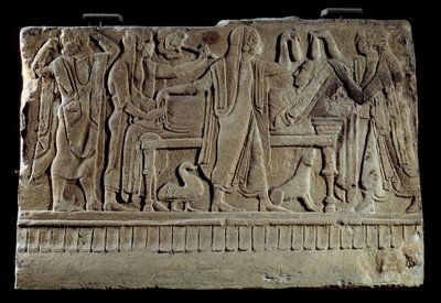 Etruskisk antikvitet: Plade af begravelsescippe. Udstilling af afdøde på hendes begravelsesseng. Paris, Musée du Louvre af Etruscan Etruscan