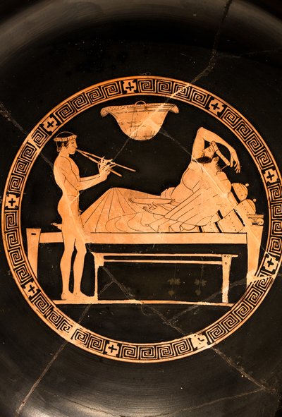 Bæger: symposiast og ung slave spiller dobbelt aulos (Rødfigurkeramik,) af Euaion painter