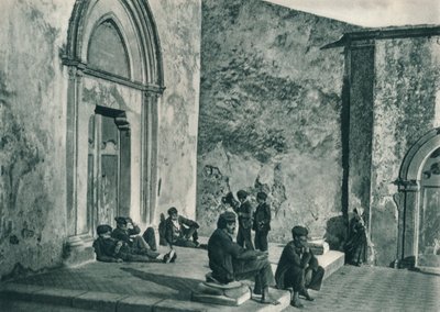 Hviler uden for en kirke, Taormina, Sicilien, Italien, 1927 af Eugen Poppel