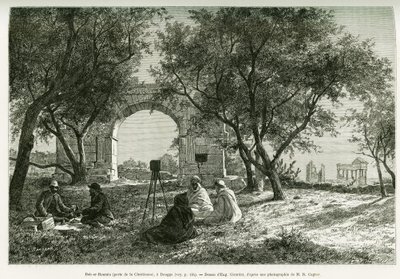 Bab-er-Roumia (Bab er Roumia), porten til den kristne kvinde, romerske ruiner i Dougga, picnic af rejsende og deres guider, omkring et kamera. Gravering af Eugene Girardet, for at illustrere historien Voyage en Tunisie, af R.Cagnat og H.Saladin, anklager o af Eugene Alexis Girardet