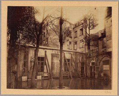 Lille bygning, hvori det gamle benhus ved Saint-Séverin findes af Eugène Atget