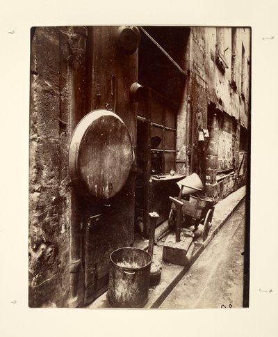 Rue de La Reynie (blikkenslagerens værksted, rue de la Reynie) af Eugène Atget