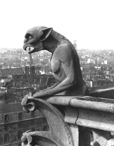 Gargoyle fra balustraden i Grande Galerie på vestfacaden, replika af en original (sten) fra det 12. århundrede (s/h foto) af Eugene Emmanuel Viollet le Duc
