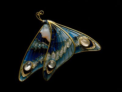 Art Nouveau: guldbroche, gennemskinnelig emalje, opal, månesten og diamant i form af en sommerfuglkvinde. Atelier Eugene Feuillatre (1870-1916). 1900 Parma, privat samling - Art Nouveau: guld, gennemskinnelig emalje, opal, månesten og diamant, butterf af Eugene Feuillatre