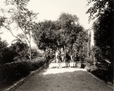 En gruppe uniformerede mænd til hest på gården Lo Zucco, Sicilien, ca. 1900 af Eugenio Interguglielmi