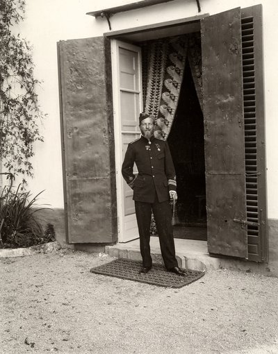 Portræt af en mand i uniform på gården Lo Zucco, Sicilien, 1900 af Eugenio Interguglielmi