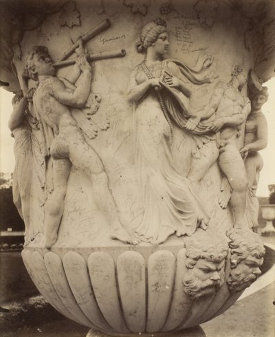Detalje af en vase i Versailles af Eugène Atget