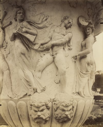 Detalje af en vase i Versailles, 1906 af Eugène Atget