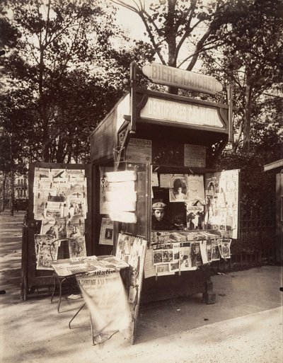 Kiosk i Paris, ca. 1910 (sepiafoto) af Eugène Atget