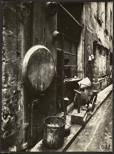 [Rue de la Reynie (blikkenslagerforretning, rue de la Reynie)) af Eugène Atget
