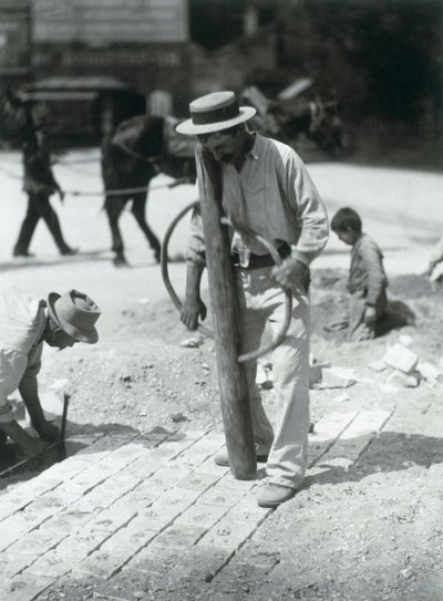 Street Paver, 1910 (gelatinesølvtryk) af Eugène Atget
