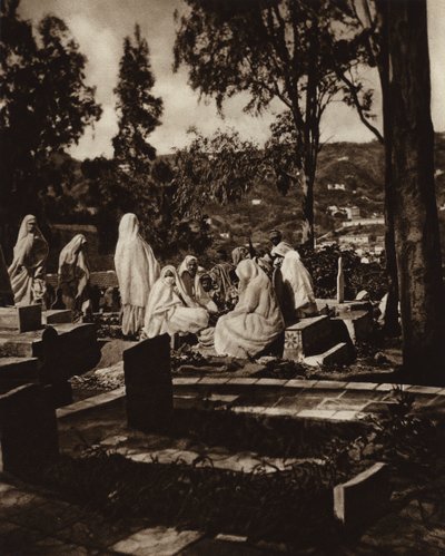 Algier, arabiske kvinder på en kirkegård (s/h foto) af European Photographer