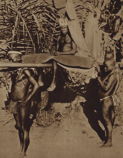 Høvding for en afrikansk pygmæ-stamme bliver båret på et kuld (s/h-billede) af European Photographer