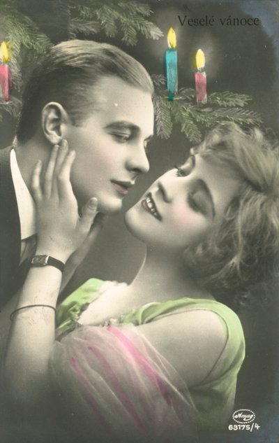 Par ved at kysse foran juletræet af European Photographer