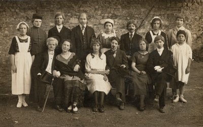 Gruppeportræt af unge mennesker i kostume (s/h foto) af European Photographer