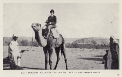 Lady Dorothy Mills begiver sig ud på vandring i Sahara-ørkenen (s/h-billede) af European Photographer