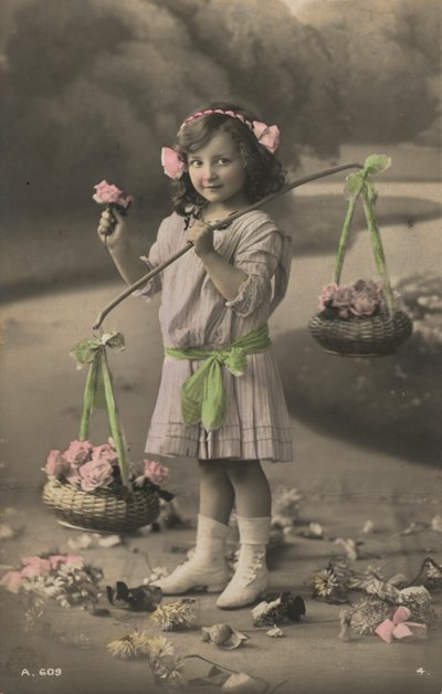 Portræt af en ung pige, der bærer kurve med blomster (foto) af European Photographer