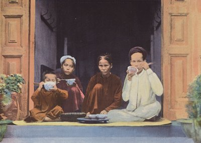 Måltid af en Annamit-familie af European Photographer