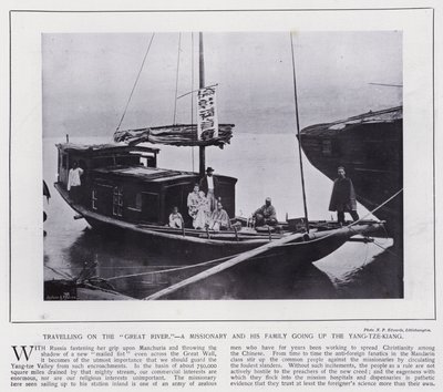 En missionær og hans familie rejser på "Den Store Flod" op ad Yang-tze-Kiang (s/h-foto) af European Photographer