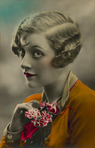 Kvinde med blomsterbuket (foto i farver) af European Photographer