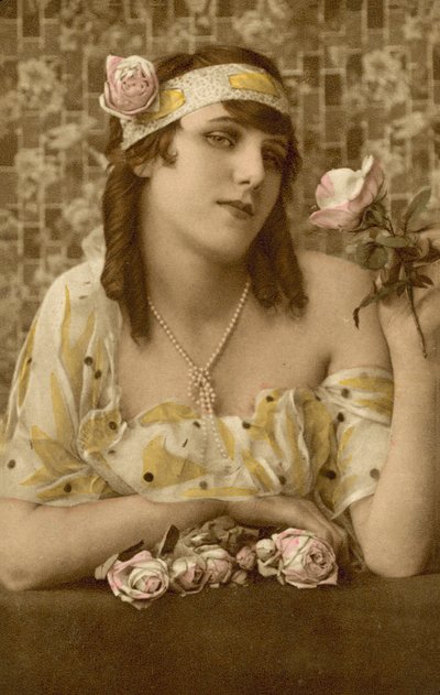 Kvinde poserer med blomster (foto i farver) af European Photographer