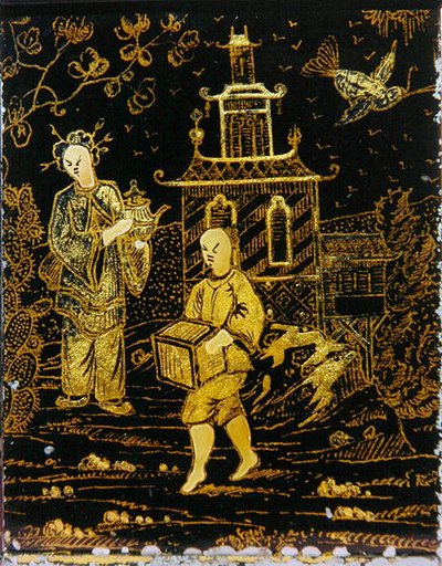 Tea Caddy på kinesisk manér, der forestiller en portør og en dame, der bærer en tekande (metal) af European School