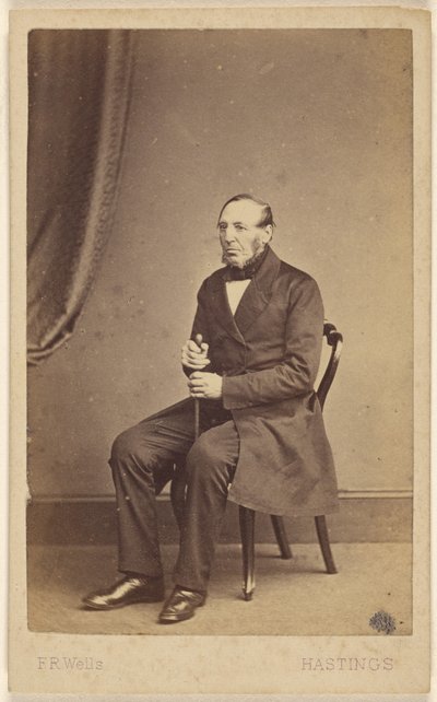 [Uidentificeret ældre mand med skæg uden moustache, siddende]. af F.R. Wells