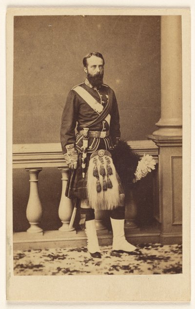 [Uidentificeret skægget mand i kilt, stående]. af F. W. Baker