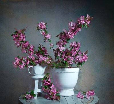 Elegant blomsterstilleben af Fangping Zhou
