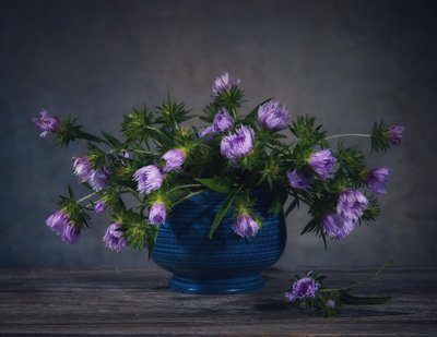 Stilleben med lavendelfarvede tidsler af Fangping Zhou