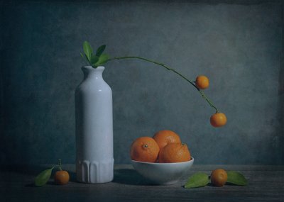 Stemningsfuldt stilleben med citrusfrugter af Fangping Zhou