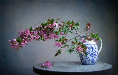 Lyserøde blomster i blå vase af Fangping Zhou