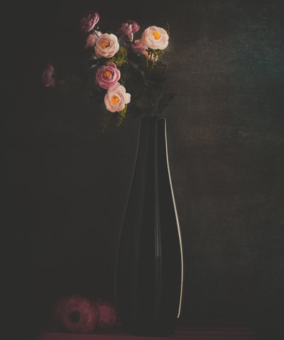 Stilleben med stemningsfulde blomster af Farid Kazamil