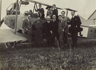 [Fly og mennesker] af Fedele Azari