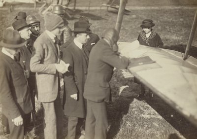 [Gruppe omkring kanten af en vinge på en Caproni Ca. 3 (flyvemaskine)]. af Fedele Azari