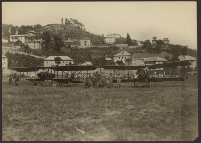 [Gruppe mellem to fly] af Fedele Azari