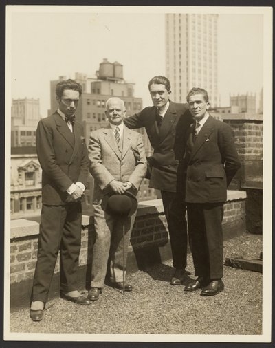 [Gruppeportræt af F. Vecchi, Dr. Brinton, F. Azari og O.L. Foletti]. af Fedele Azari