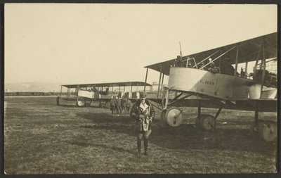 [Mand foran fly] af Fedele Azari