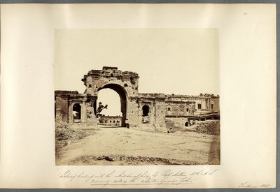Gateway, der fører ind til Residency, Lucknow af Felice Beato