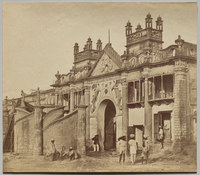 Gateway, der fører ind i Kaiserbagh af Felice A. Beato