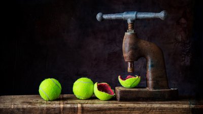 Pressede tennisbolde af Felice Angelino