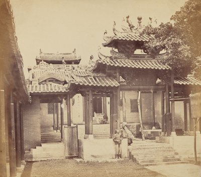 Indgang til Five Genii Temple, Canton, april 1860 af Felice Beato