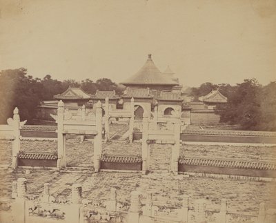 Interiør og buer i Himlens Tempel, hvor kejseren ofrer en gang om året, i den kinesiske by Pekin, oktober 1860 af Felice Beato