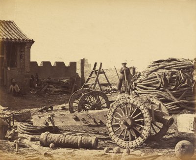 Interiør i Pehtang Viser magasinet og træpistol, 1. august 1860 af Felice Beato