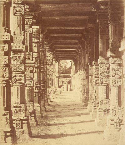 Interiør i hindu-templet i Cootub, Delhi af Felice Beato