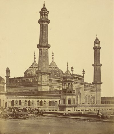 Moske inde i Asophoo Dowlahs Emambara, bruges nu som et hospital af Felice Beato