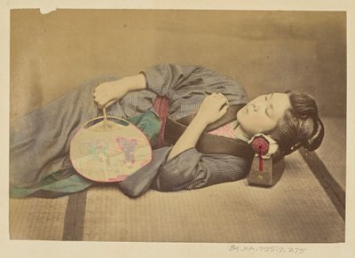[Sovende japansk kvinde, der holder en vifte] af Felice Beato